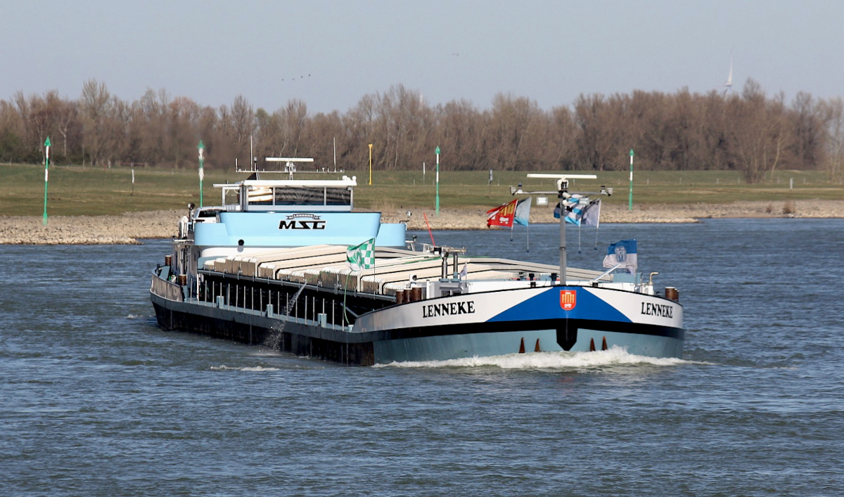 GMS LENNEKE (ENI:05501530) L.105 m B.10,50 m T 2428 Flagge Deutschland auf dem Rhein am 19.03.2022 zu Berg in Xanten.