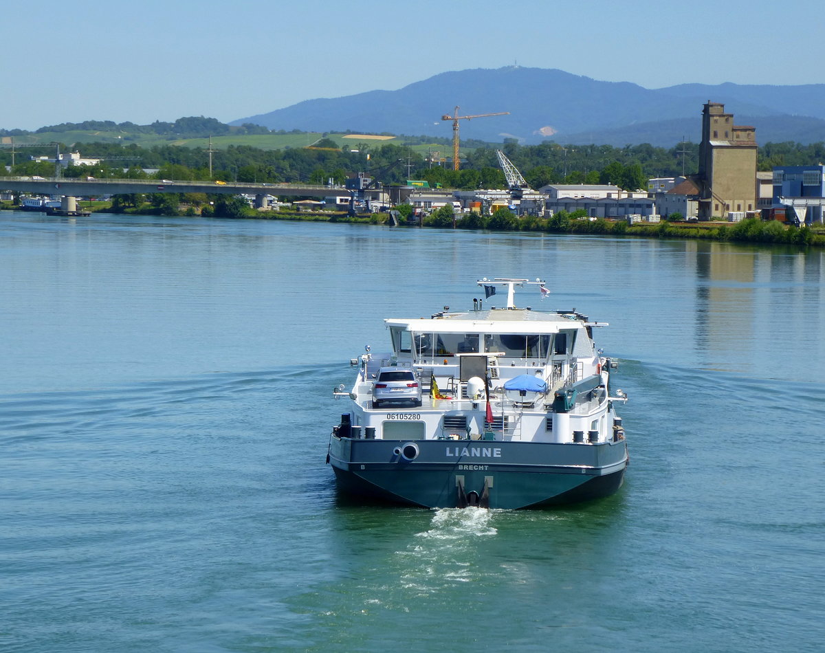 GMS  Lianne  in Weil am Rhein, flußabwärts fahrend, der Schwarzwald im Hintergrund, Juli 2018