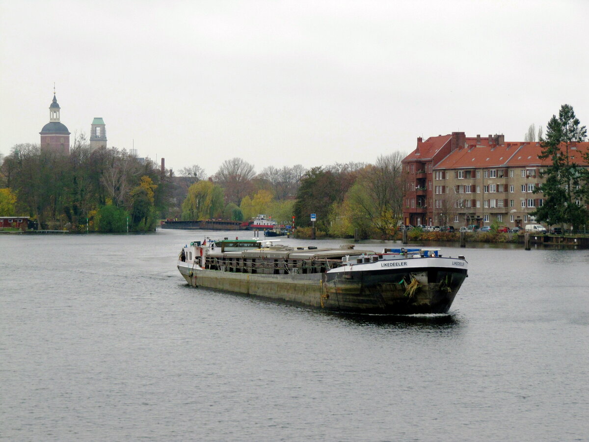 GMS  LIKEDEELER  (04029080 , 67 x 8,20m)  am 19.11.2021 auf der  HAVEL  in Berlin-Spandau vor der Insel Eiswerder zu Berg.