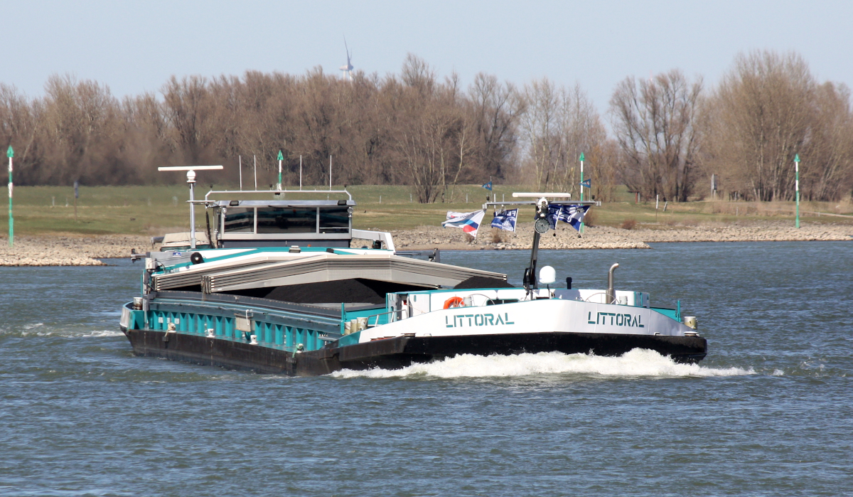 GMS LITTORAL (ENI:01823290) L.110 m B.11,40 m T 2969 Baujahr 1958 Flagge Frankreich auf dem Rhein am 19.03.2022 in Xanten zu Berg.