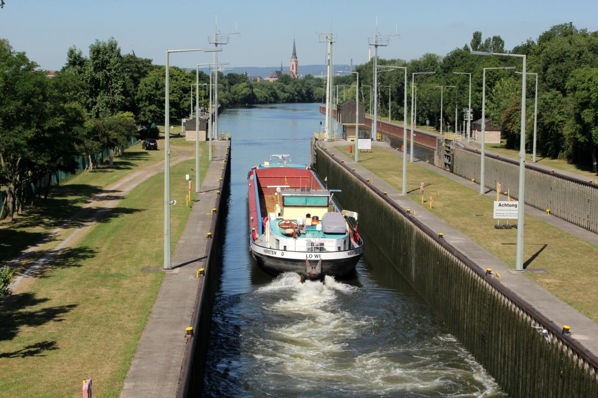 GMS LOWI (04607840 , 86 x 9,50m) fuhr am 10.07.2015 nach der Talschleusung in der Südkammer der Main-Schleuse Griesheim aus der Kammer. 