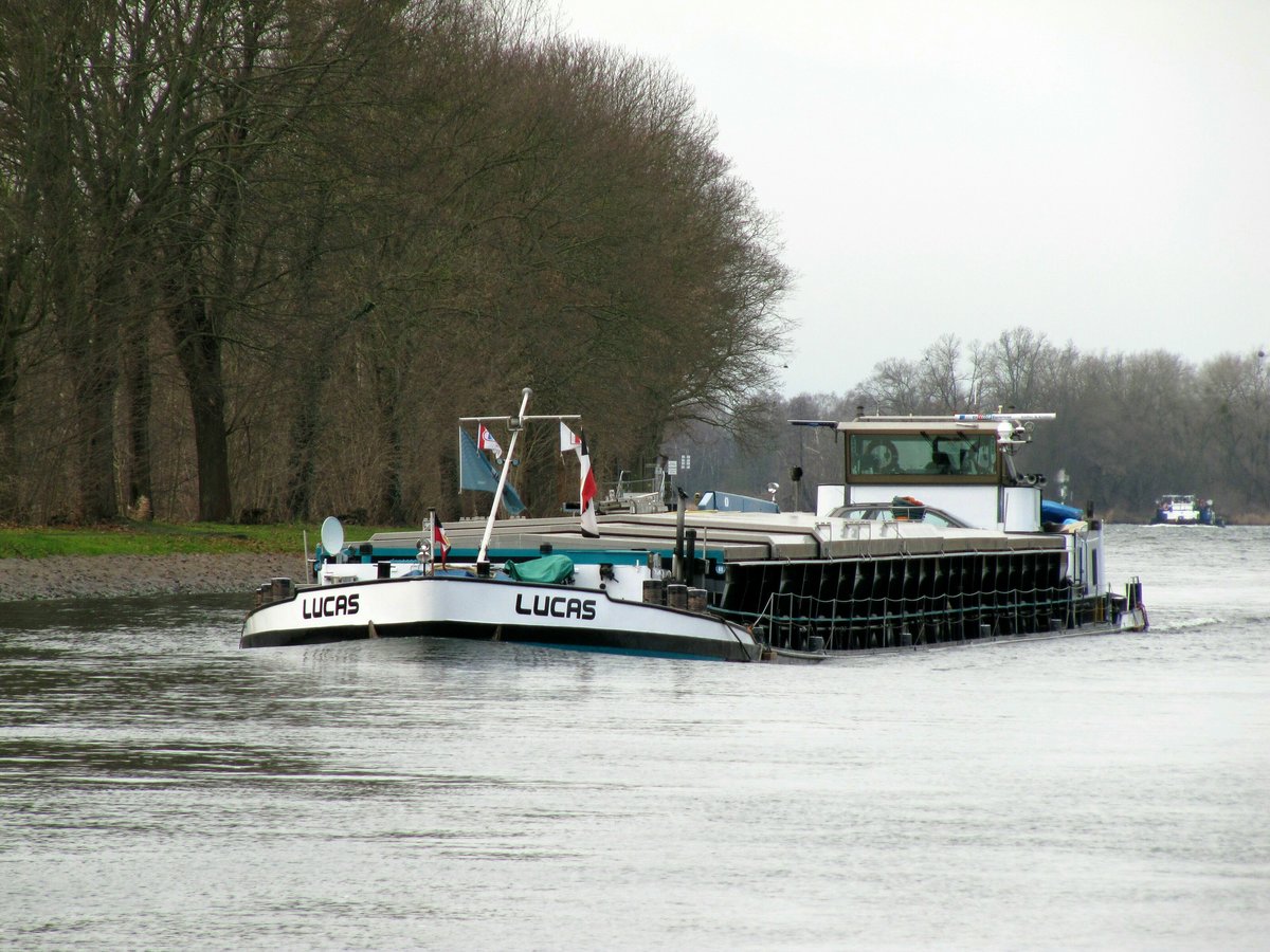 GMS Lucas (04008030 , 80 x 8,03m) am 14.12.2017 zw. Schlänitzsee und Marquardt im Sacrow-Paretzer-Kanal / UHW zu Berg.