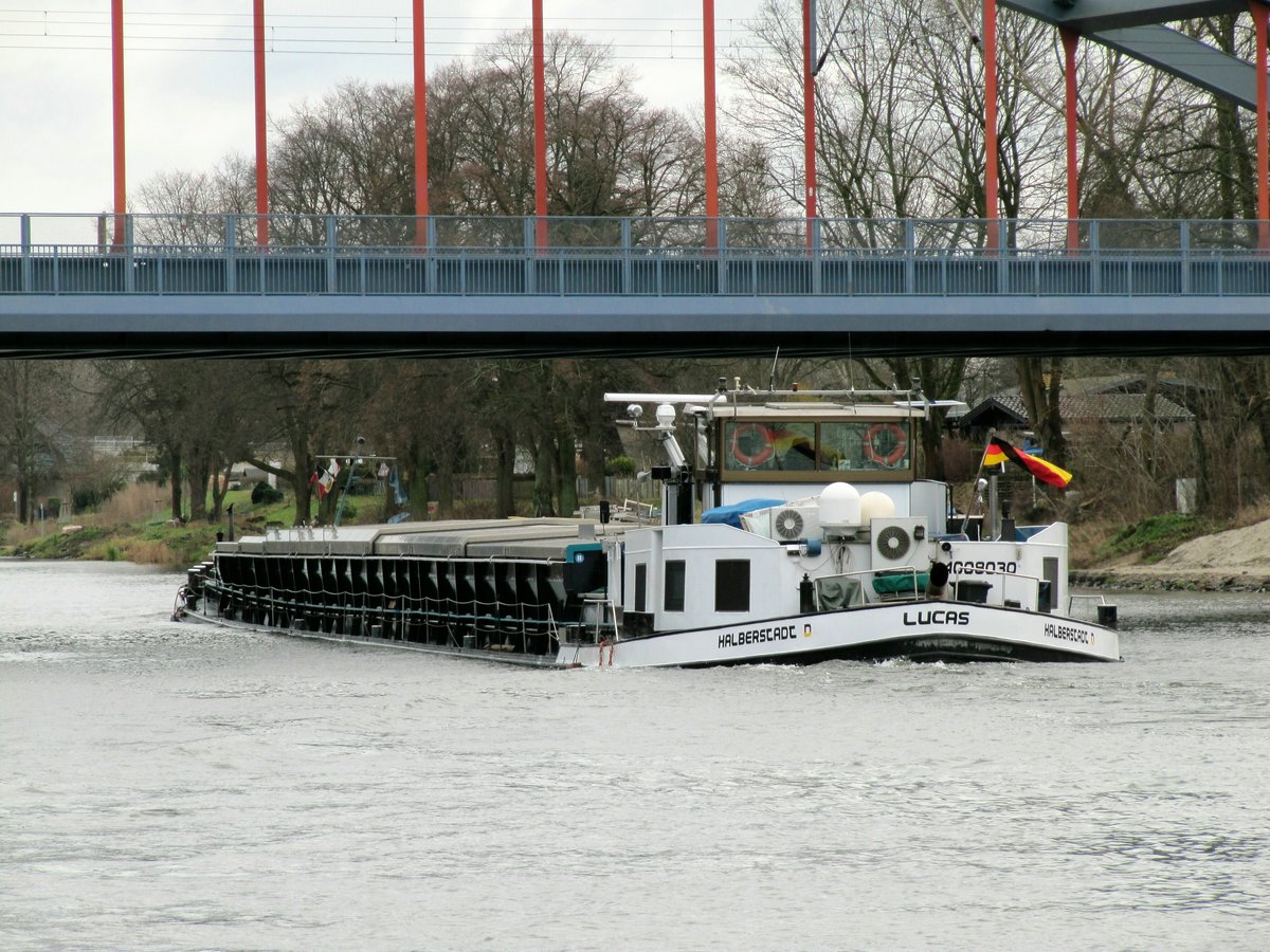 GMS Lucas (04008030 , 80 x 8,03m) am 14.12.2017 im Sacrow-Paretzer-Kanal / UHW zu Berg an der Eisenbahnbrücke Marquardt.