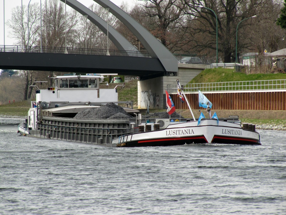 GMS Lusitania (04005670 , 80 x 8,2m) am 07.04.2015 im Sacrow-Paretzer Kanal auf Bergfahrt Richtung Berlin im Bereich der Nedlitzer Südbrücke.