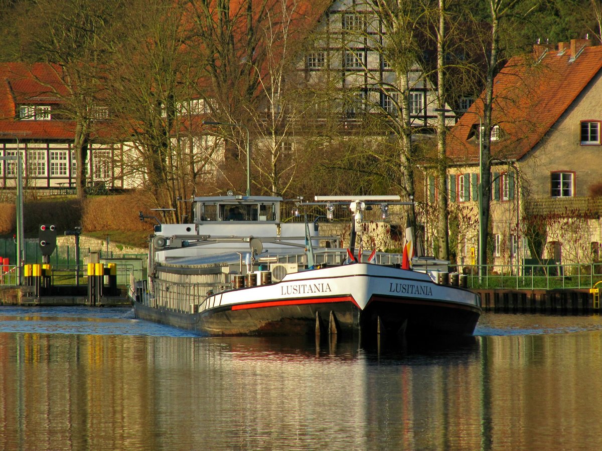 GMS Lusitania (04005670 , 80 x 8,2m) hat am 08.12.2017 die Nordkammer der Schleuse Kleinmachnow verlassen und fährt weiter im Teltowkanal zu Berg.