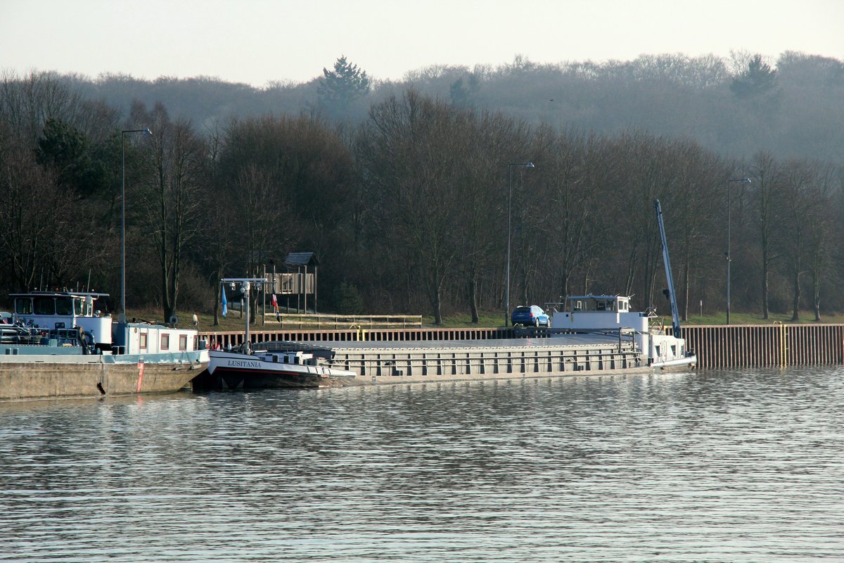 GMS Lusitania (04005670 , 80 x 8,20m) lag am 08.02.2018 im Unterwasser des Schiffshebewerkes Scharnebeck.