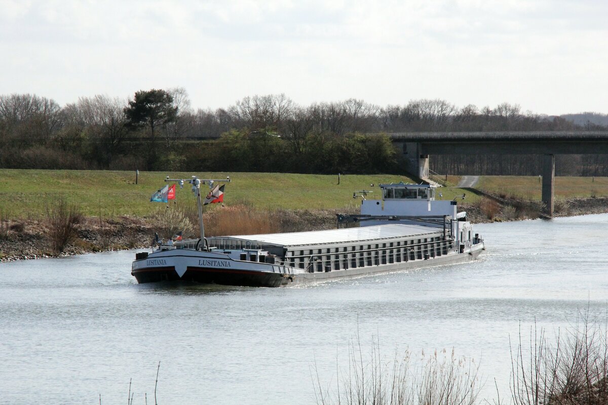 GMS  LUSITANIA  (04005670 , 80 x 8,20m)  am 29.03.2022 im  ELBE-SEITENKANAL  zw. dem Schiffshebewerk Scharnebeck u. Artlenburg auf Talfahrt. 