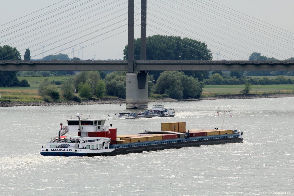 GMS Maasvallei (02332304 , 135 x 11,45m) befuhr den Rhein am 06.07.2017 zw. Rees und der Rheinbrücke Kalkar/Rees zu Tal Richtung Niederlande , das TMS Tinaco (06003053 , 79,8 x 8,25m) zu Berg.