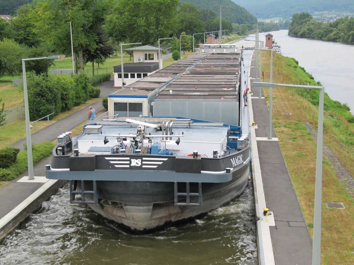 GMS Magic (02324784 , 135 x 11,45m) am 28.07.2013 in der Main-Schleuse Steinbach. Die Bergschleusung ist beendet und das GMS kann langsam die Kammer verlassen.