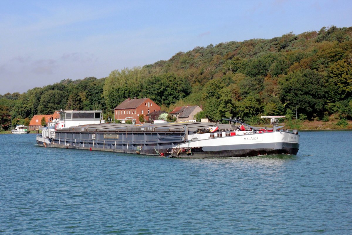 GMS  MALAIRO  (04602760 , 85 x 9,50m) kam am 02.10.2020 zu Tal aus dem  MITTELLANDKANAL  und bog im Nassen Dreieck nach Backbord zu Berg in den  DORTMUND-EMS-KANAL  ein. 