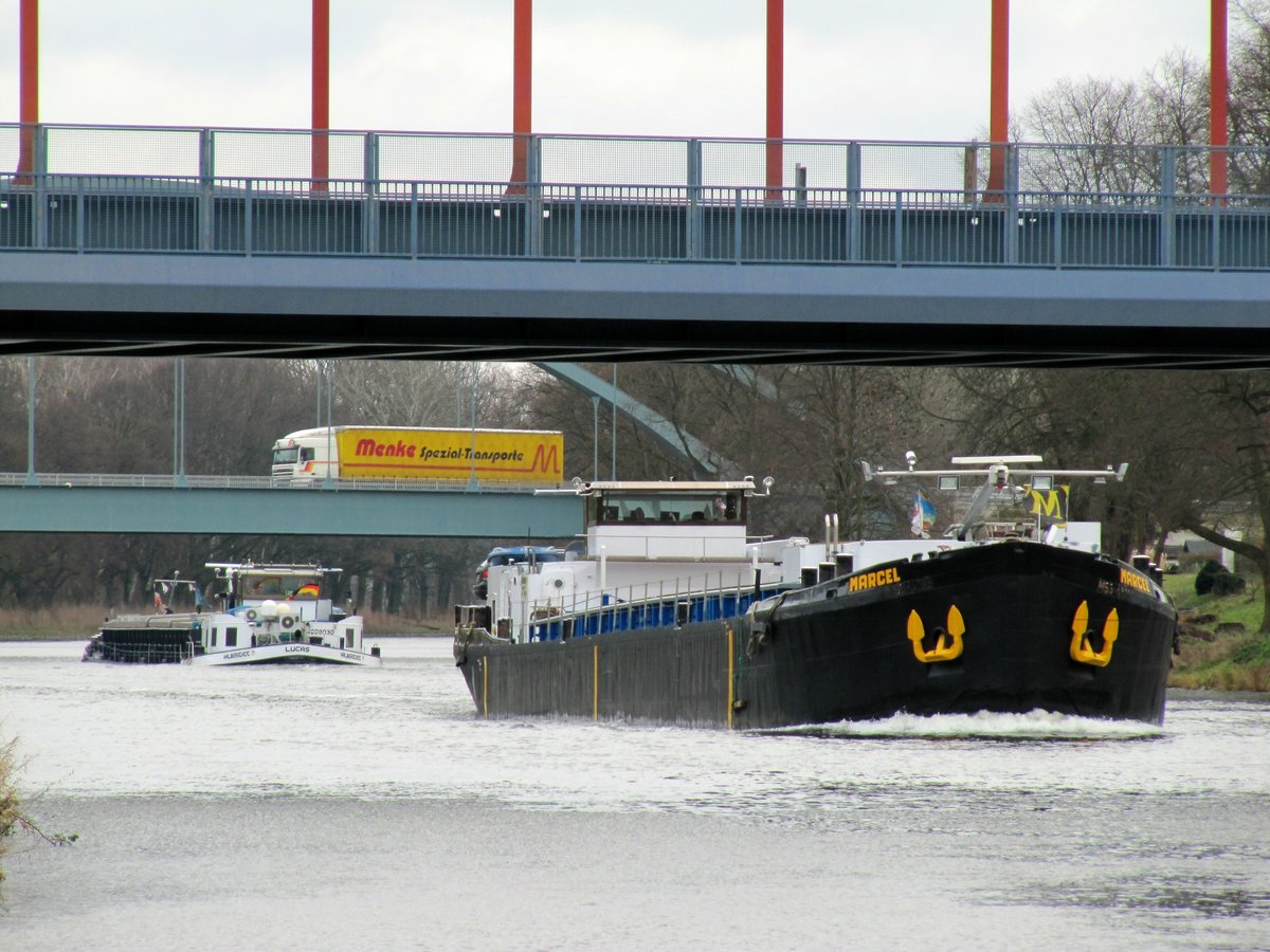 GMS Marcel (04030900 , 66,84 x 8,19m) am 14.12.2017 auf dem Sacrow-Paretzer-Kanal / UHW zw. der Strassenbrücke u.d. Eisenbahnbrücke Marquardt zu Tal. GMS Lucas (04008030 / im Hintergrund) auf Bergfahrt.