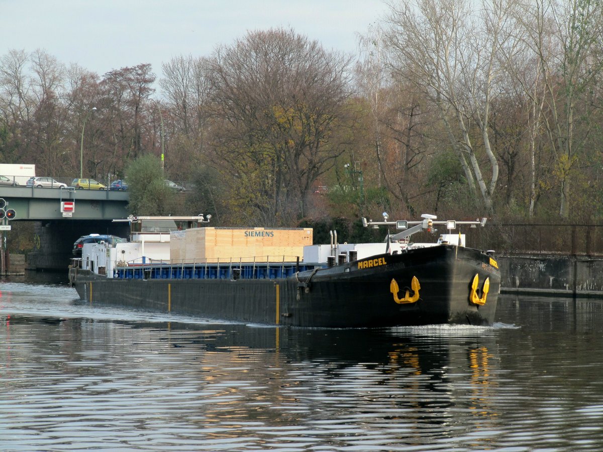 GMS Marcel (04030900 , 66,84 x 8,19m) am 27.11.2018 mit einer Siemens-Kiste auf der Havel in Berlin-Spandau unterhalb der gleichnamigen Schleuse auf Talfahrt.