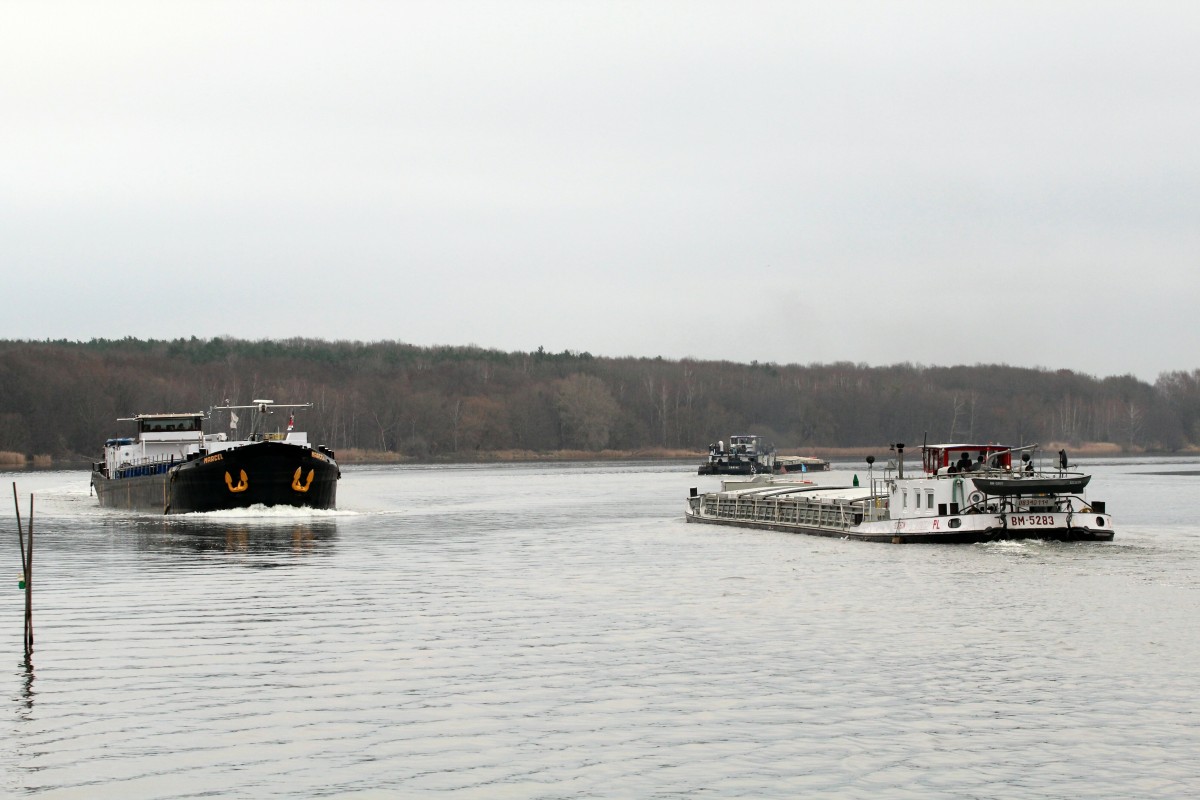 GMS Marcel (04030900) kam am 07.12.2015 den Jungfernsee zu Tal. GMS BM 5283 (08340114) und Schubverband Janine (05604390) fahren zu Berg Richtung Berlin.