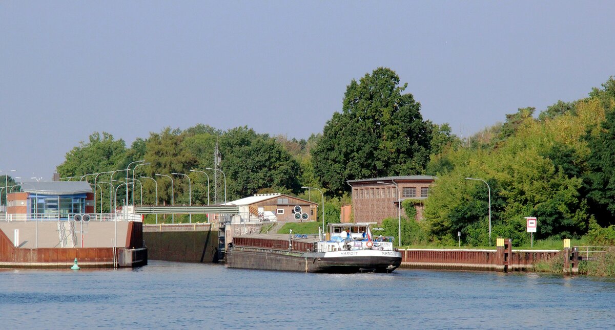 GMS  MARGIT  (04600470 , 80 x 9m) am 10.09.2021 bei der Einfahrt in die Nordkammer der  SCHLEUSE WUSTERWITZ  /  ELBE-HAVEL-KANAL.