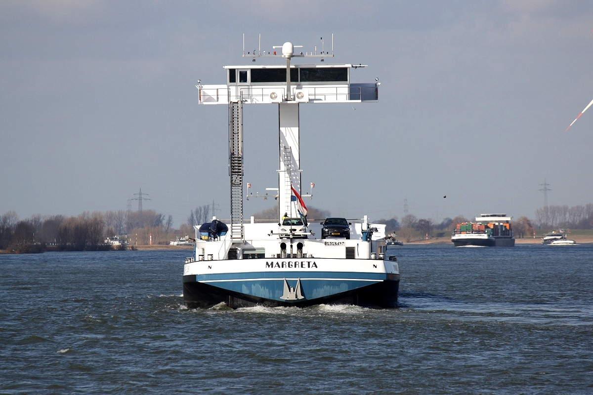 GMS Margreta (ENI:02328697) am 07.03.2018 auf dem Rhein an der Bislicher Insel zu Tal.