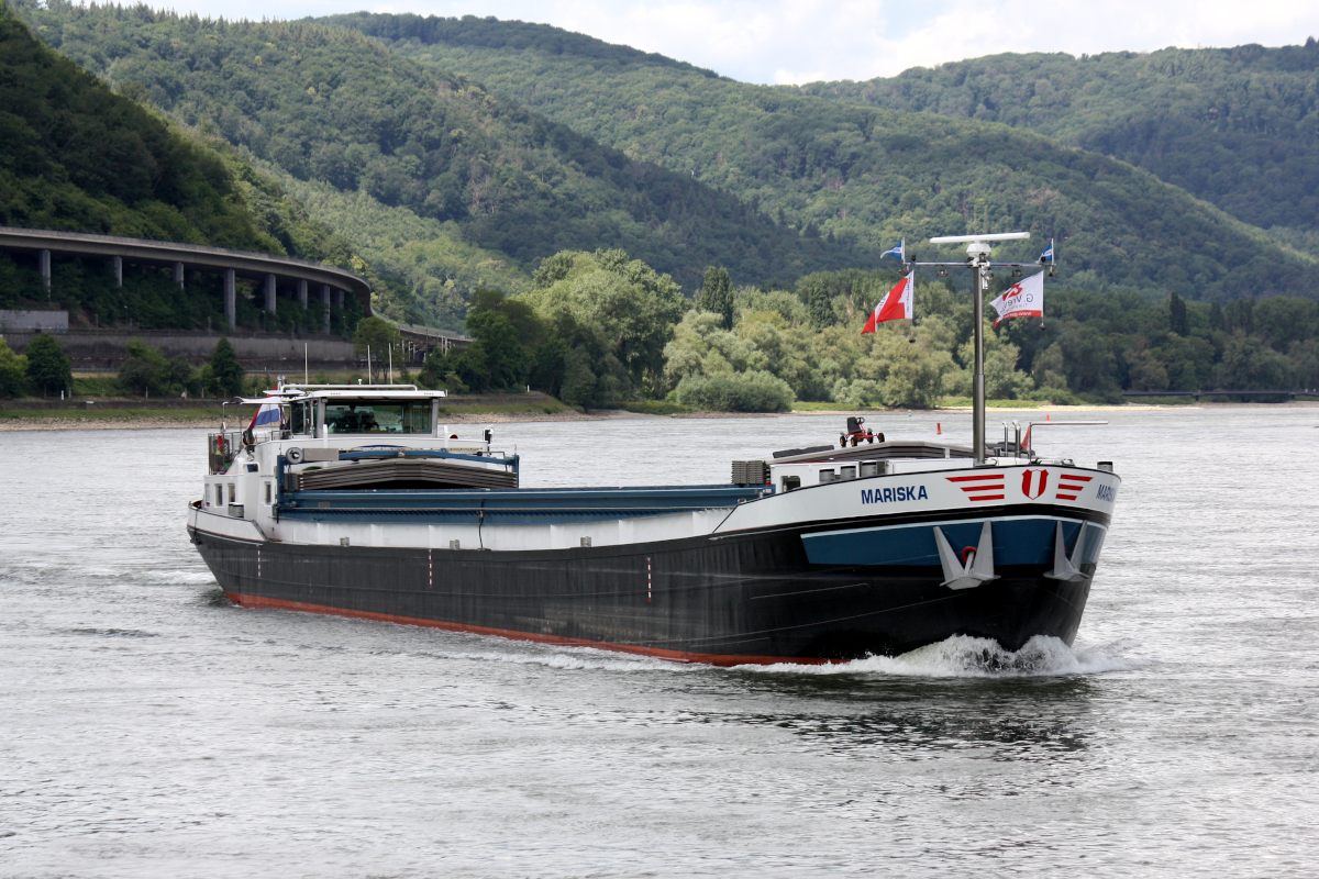 GMS MARISKA (ENI:02203953) L.73 m B.7,60 m T 971 Flagge Niederlande auf dem Rhein am 01.06.2022 zu Berg in Andernach.