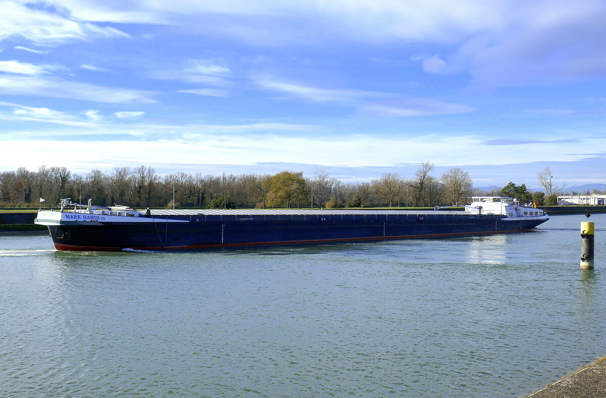 GMS Mark Hardi III, rheinaufwärts, wartet an der Staustufe Vogelgrün/Elsaß auf die Schleusung, L=110m, Heimathafen Kehl am Rhein, Nov.2024