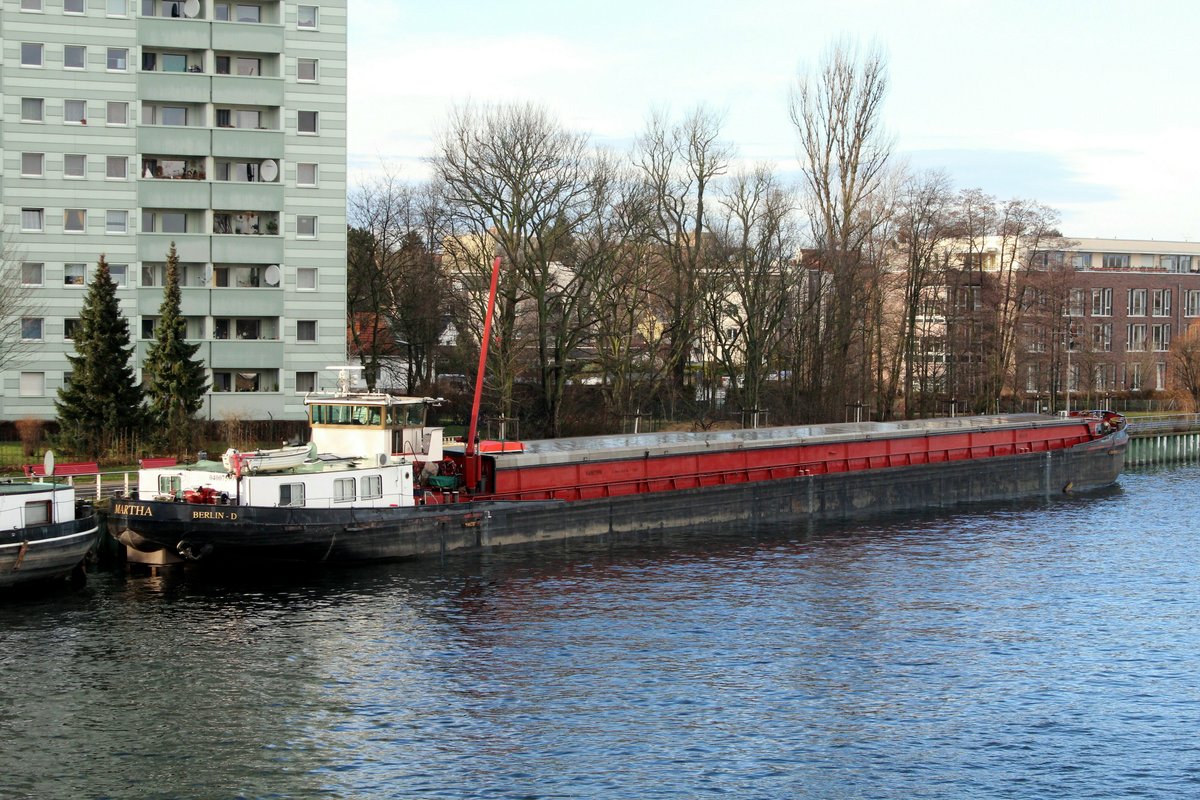 GMS Martha (04007590 , 80 x 8,20m) am 16.01.2018 festgemacht am Ufer der Havel in Berlin-Spandau.