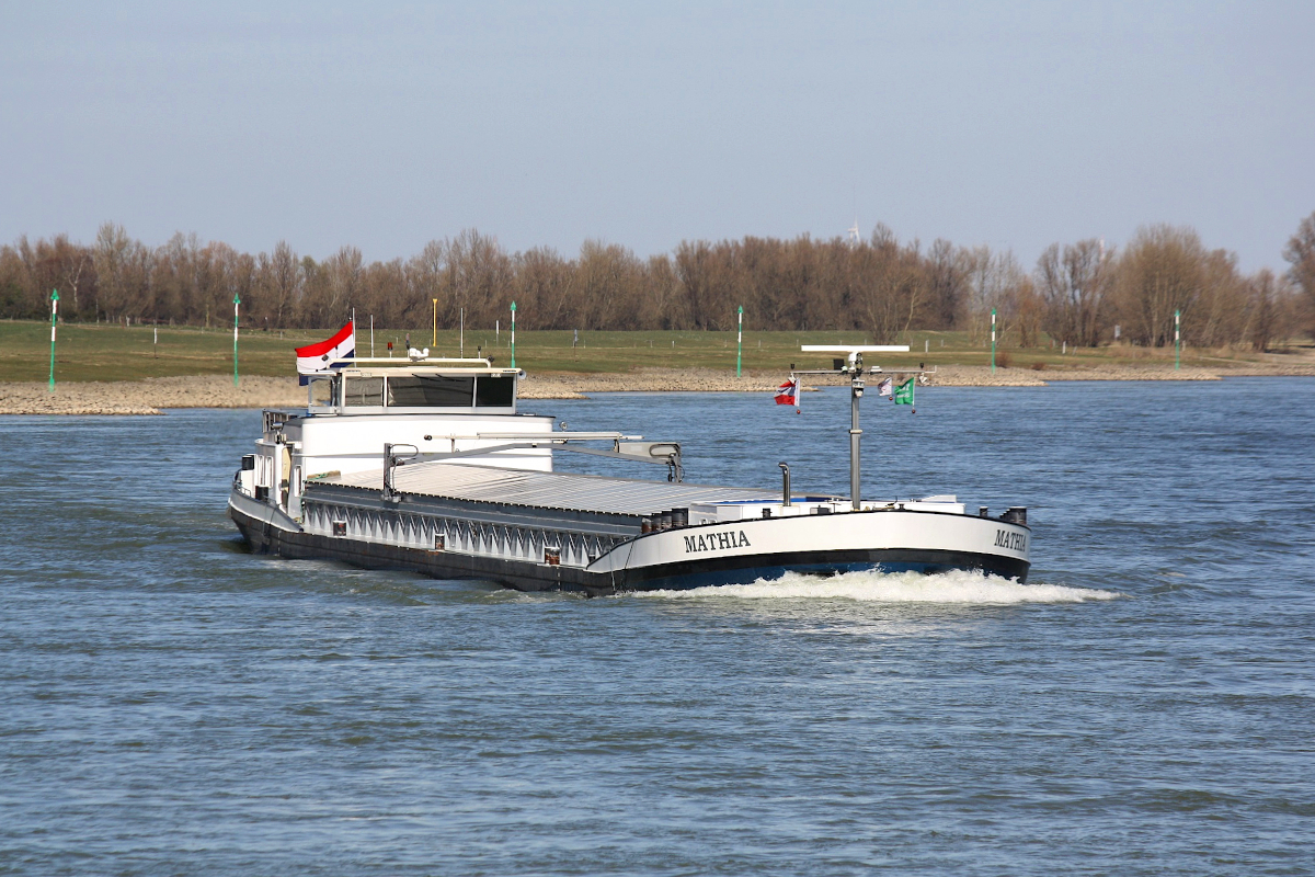 GMS MATHIA (ENI:02326611) L.86 m B.9,50 m T 1685 Flagge Niederlande auf dem Rhein am 18.03.2022 zu Berg in Xanten.