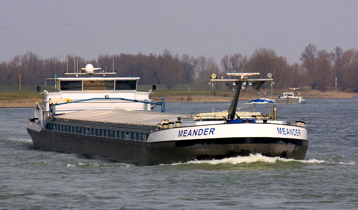 GMS MEANDER (ENI:02327207) L. 110 m B.11,45 m T 3233 Flagge Niederlande auf dem Rhein zu Berg am 20.03.2022 in Xanten.