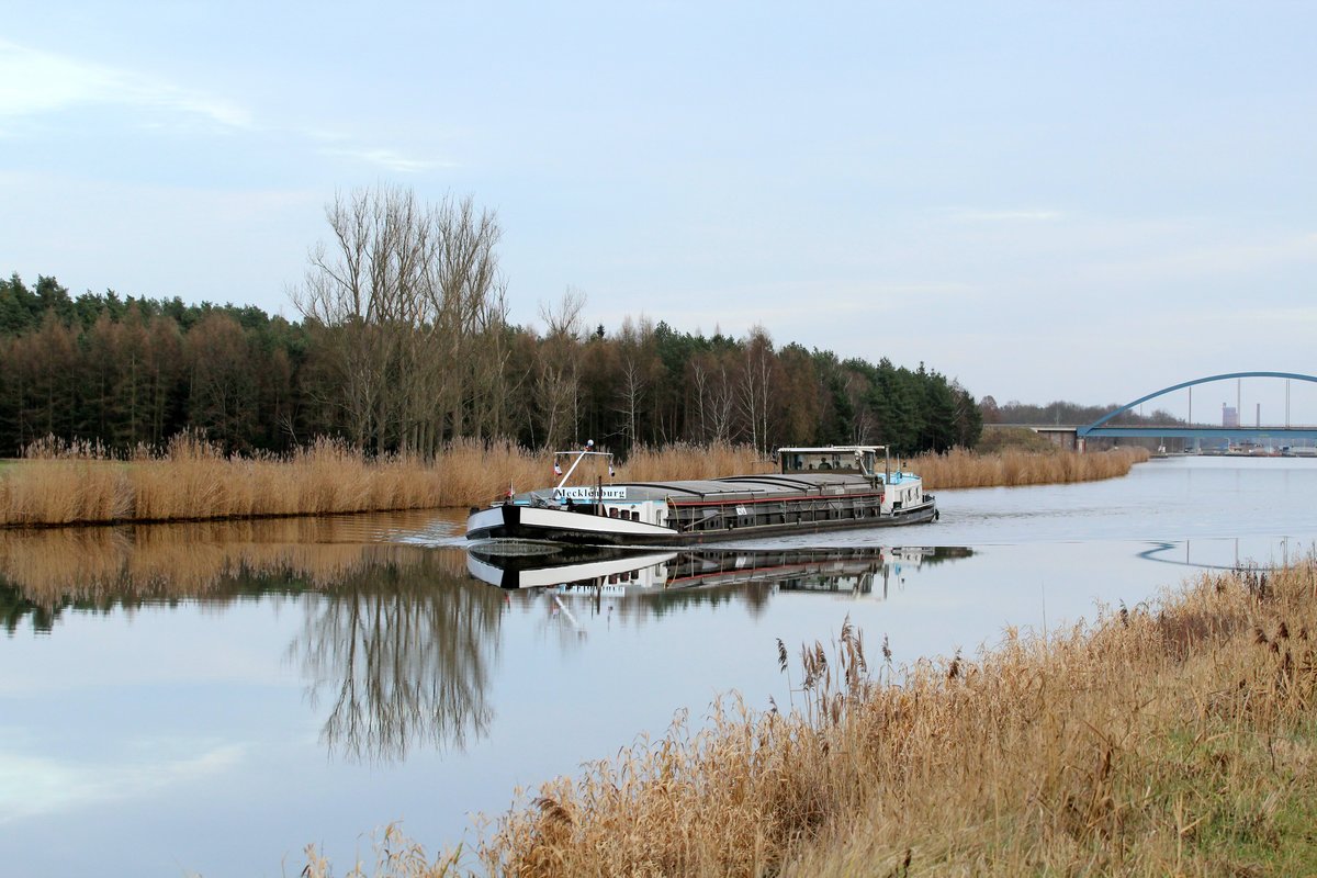 GMS Mecklenburg (04010010 , 67 x 7,12m) am 06.01.2018 im Elbe-Havel-Kanal Richtung Genthin unterwegs. Rechts im Hintergrund ist die Schleuse Wusterwitz zu sehen.