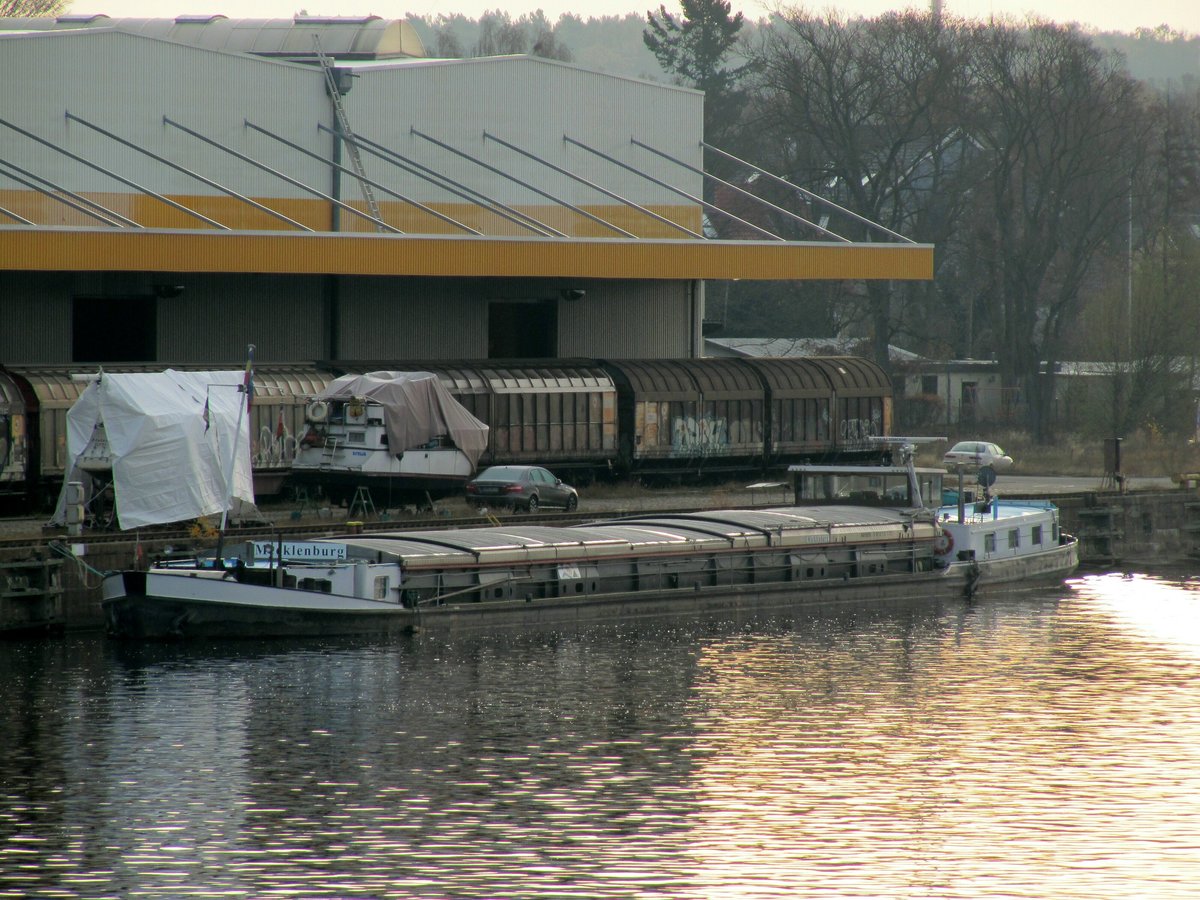 GMS Mecklenburg (04010010 , 67 x 7,12m) lag am 27.11.2018 am Südhafen in Berlin-Spandau.