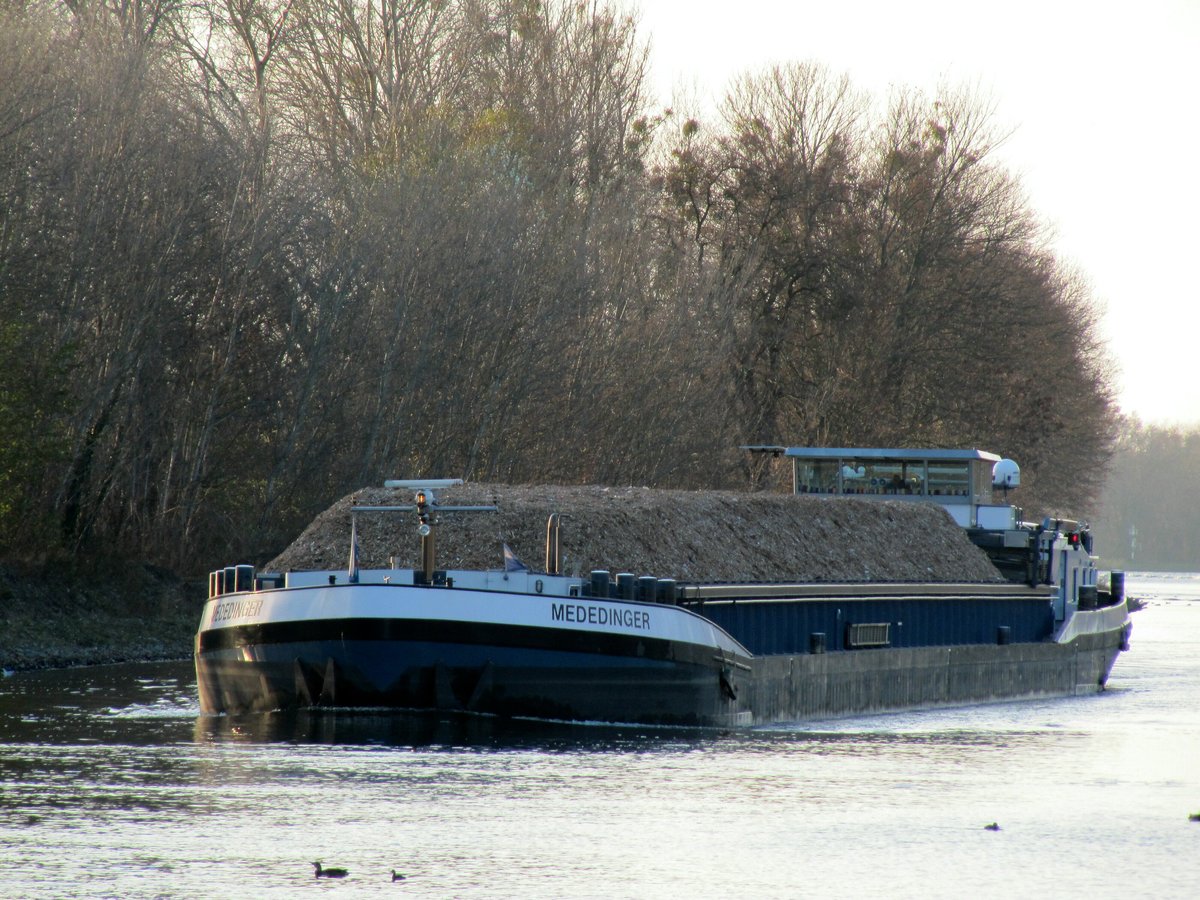 GMS Mededinger (02206633 , 85 x 9,5m) am 28.11.2018 im Sacrow-Paretzer Kanal (UHW) Höhe km 26 auf Bergfahrt zum Teltowkanal in Berlin. 