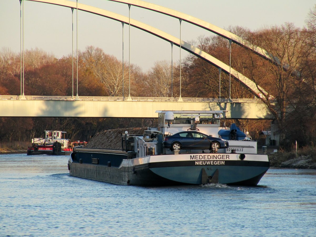 GMS Mededinger (02206633 , 85 x 9,5m) am 28.11.2018 im Sacrow-Paretzer Kanal (UHW) zw. der Eisenbahnbrücke und der Strassenbrücke (B273) auf Bergfahrt Richtung Berlin.