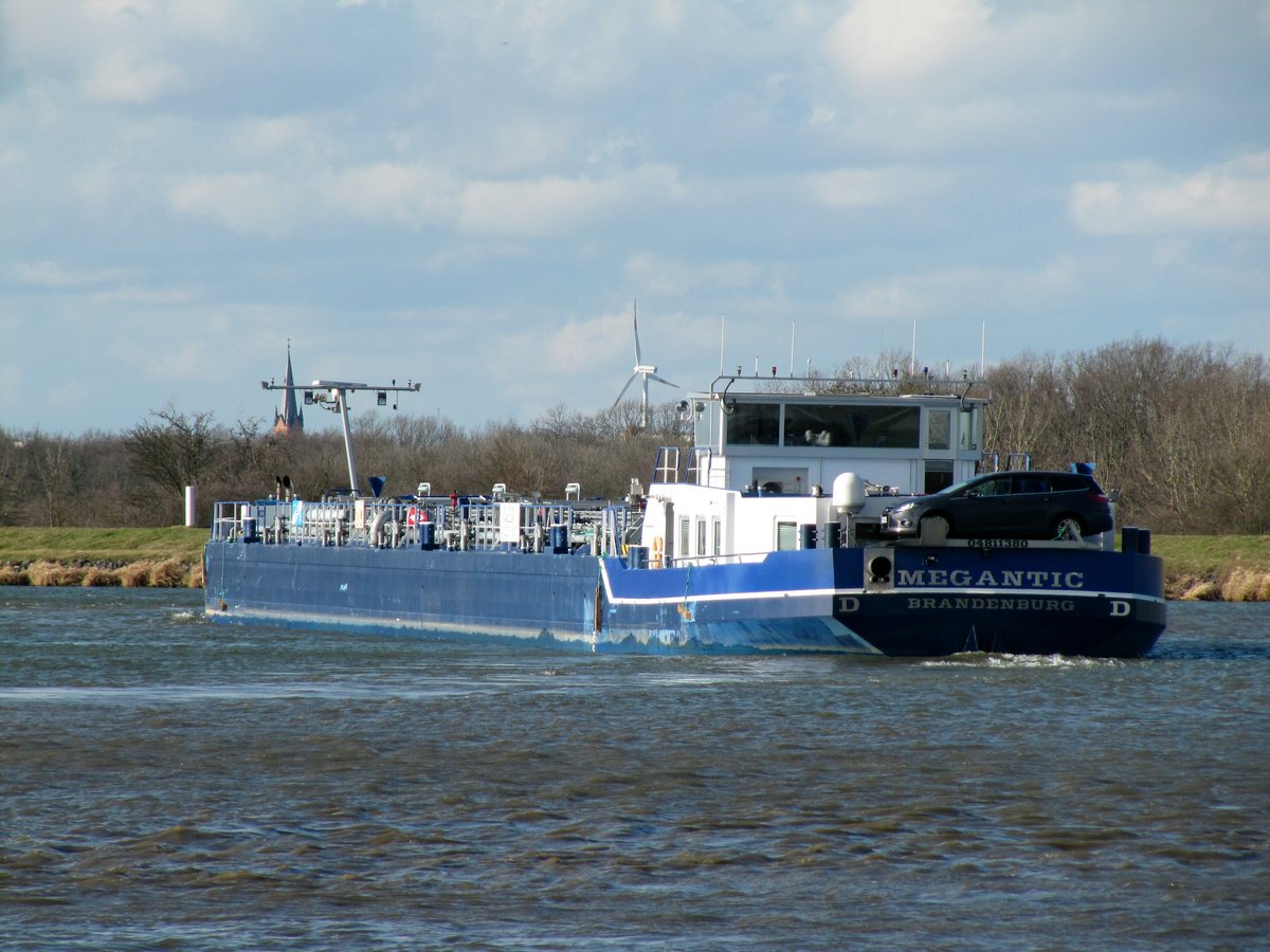 GMS Megantic (04811380 , 84,80 x 9,50m) bog am 25.02.2020 , von der Schleuse Rothensee kommend , nach Backbord in den Mittellandkanal zu Tal ein. 