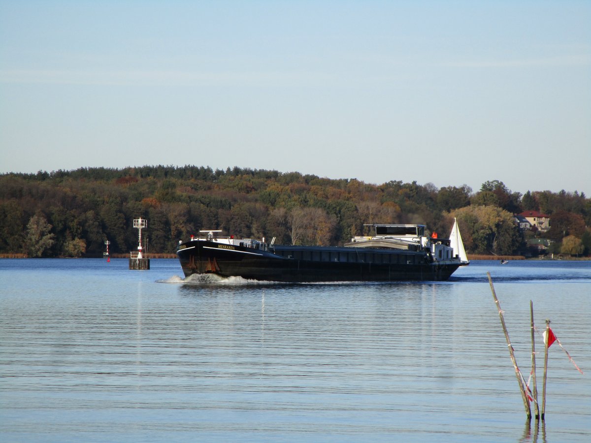 GMS Menranda (02204655 , 80 x 8,20m) am 31.10.2018 auf Havel-Talfahrt Höhe Meedehorn.