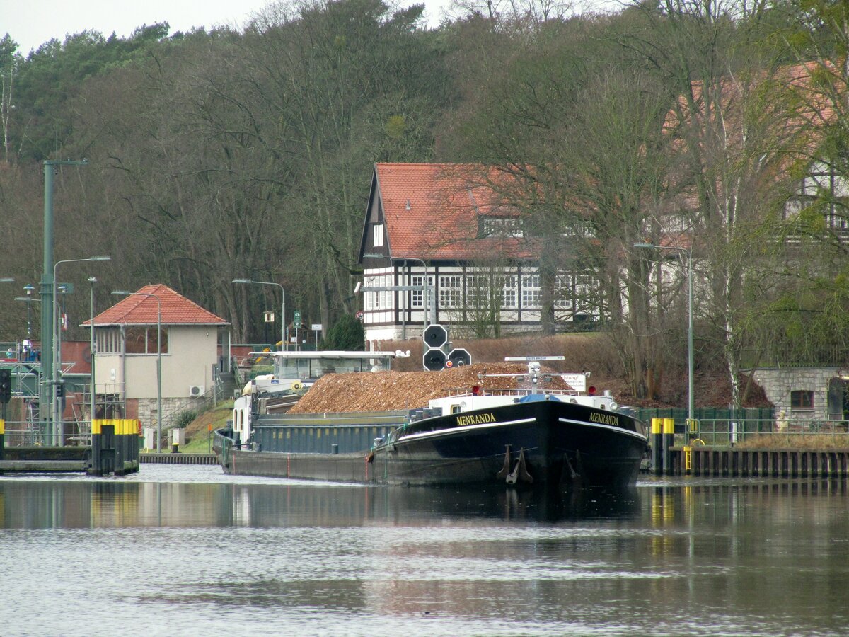 GMS  MENRANDA  (02204655 , 84,81 x 8,2m) am 24.01.2022 beim Verlassen der  SCHLEUSE KLEINMACHNOW / TELTOWKANAL  zu Berg.