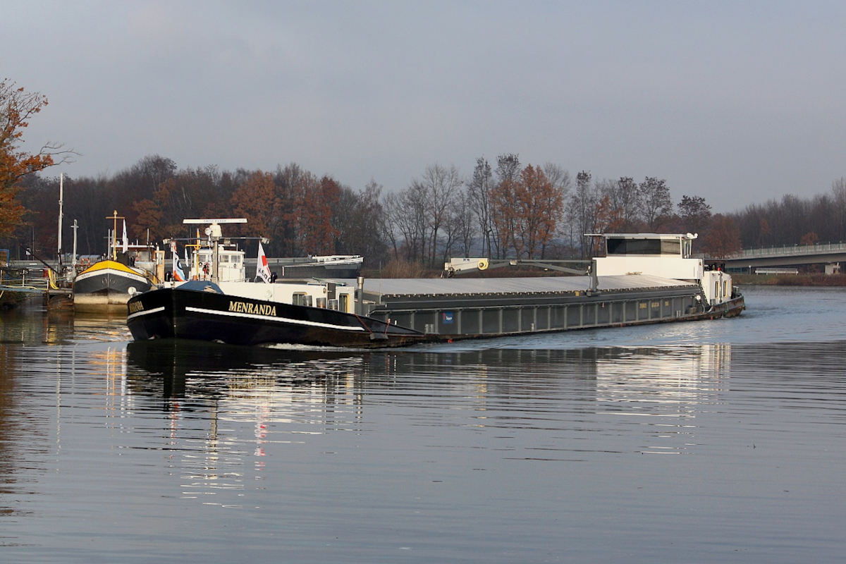 GMS MENRANDA (ENI:02204655) L.84,81 m B.8,20 m T.1160 Flagge Niederlande am 12.12.2022 auf dem DEK zu Berg am Dattelner Meer.