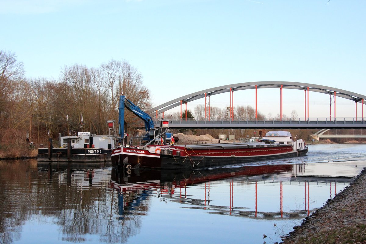 GMS Meridianas (02301605 , 67 x 8,20m) am 08.02.2020 im Sacrow-Paretzer-Kanal (UHW) Höhe Marquardt beim Passieren einer Wasserbaustelle zu Tal.