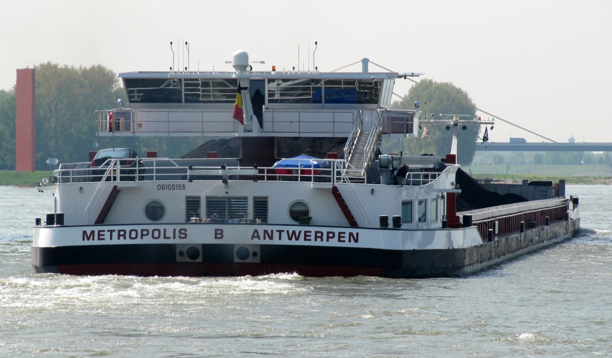 GMS Metropolis (06105155 , 135 x 17,35) hat die Fahrt auf dem Rhein zu Berg nach dem kurzen Stop an der Duisburger Mühlenweide am 06.05.2013 wieder aufgenommen.