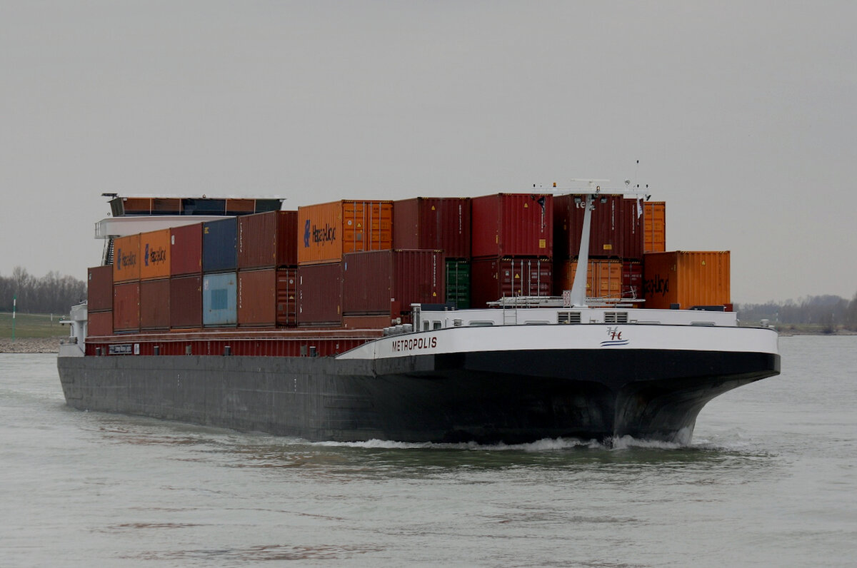 GMS METROPOLIS (ENI:06105188) L.135 m B.17,35 m T 6287 TEU 400 4 lagen 500 5 lagen Flagge Belgien auf dem Rhein zu Berg am 16.03.2022 in Xanten. 