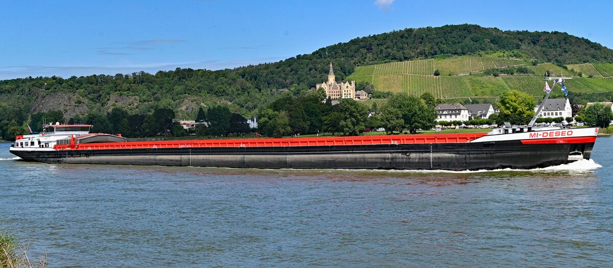 GMS MI-DESEO III auf dem Rhein bei Bad Hönningen. Im Hintergrund Schloß Arenfels. 14.08.2021