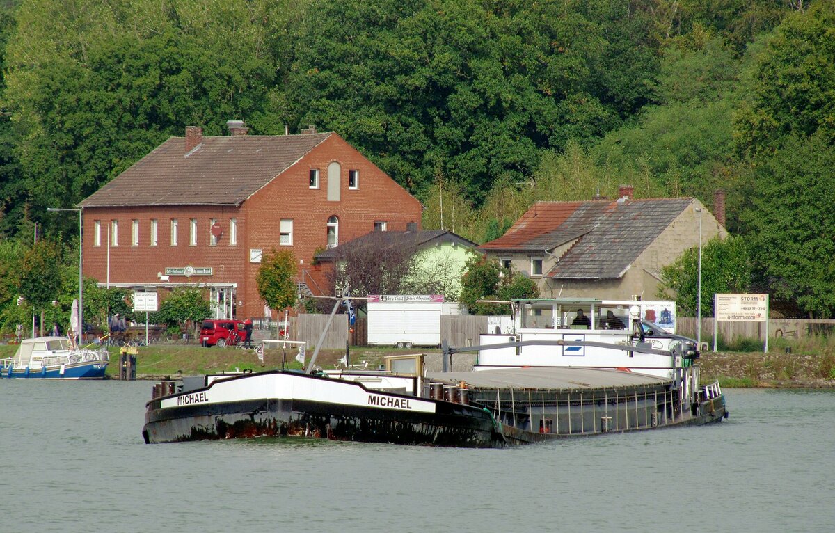 GMS  MICHAEL  (02212902 ,80 x 8,20m) bog am 03.10.2020 im Nassen Dreieck , vom MITTELLANDKANAL kommend , nach Backbord in den  DORTMUND-EMS-KANAL  zu Berg ein. 