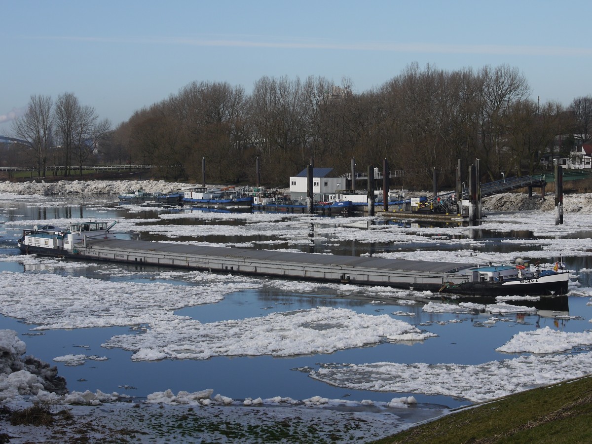 GMS MICHAEL 02212902 vor Passieren des Sturmflut-Sperrwerks Billwerder Bucht; Hamburg, 02.02.2014
