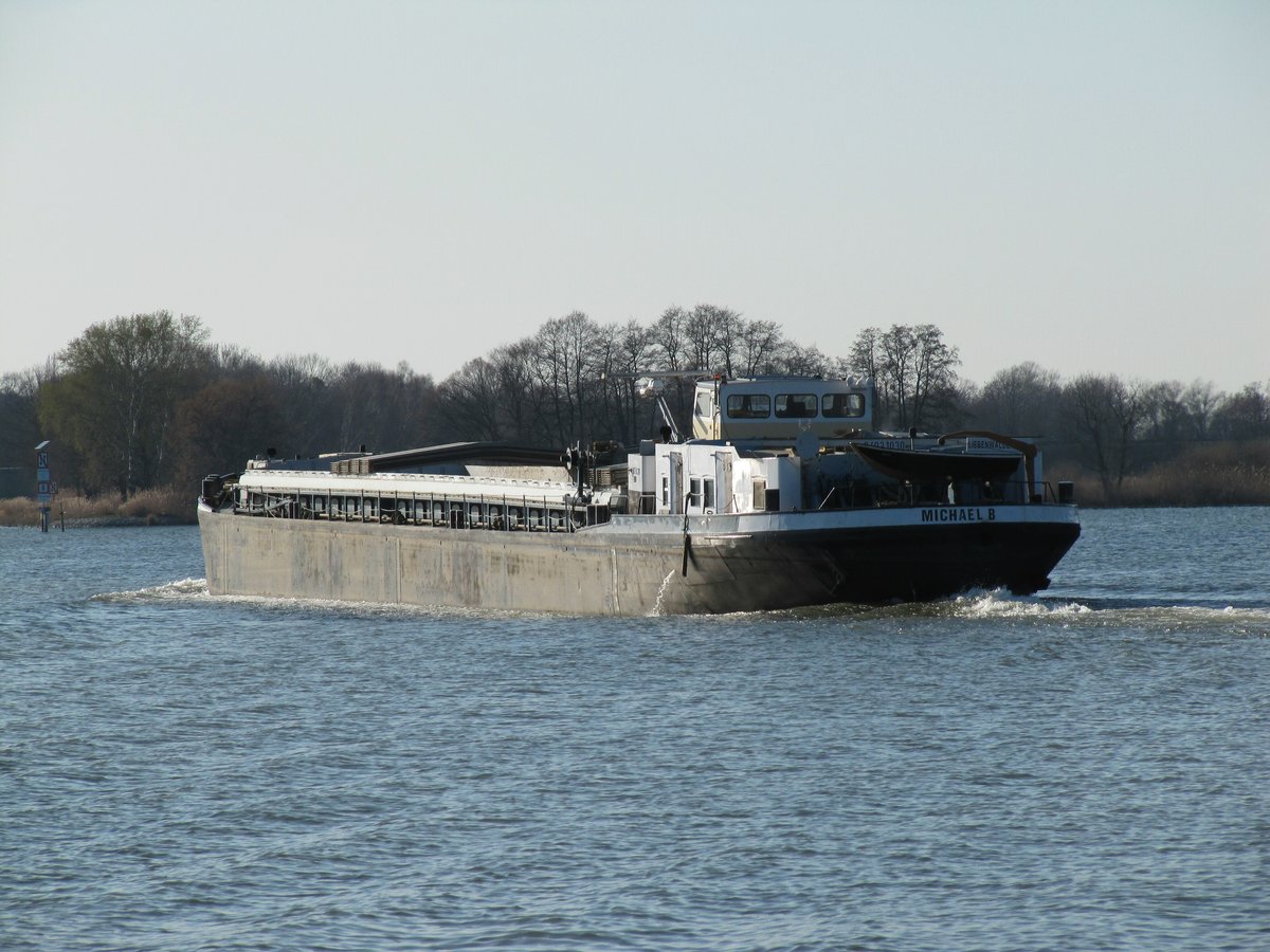 GMS Michael B (04031030 , 67 x 8,20m) am 23.03.2020 im Schlänitzsee / Sacrow-Paretzer-Kanal / UHW auf Talfahrt.