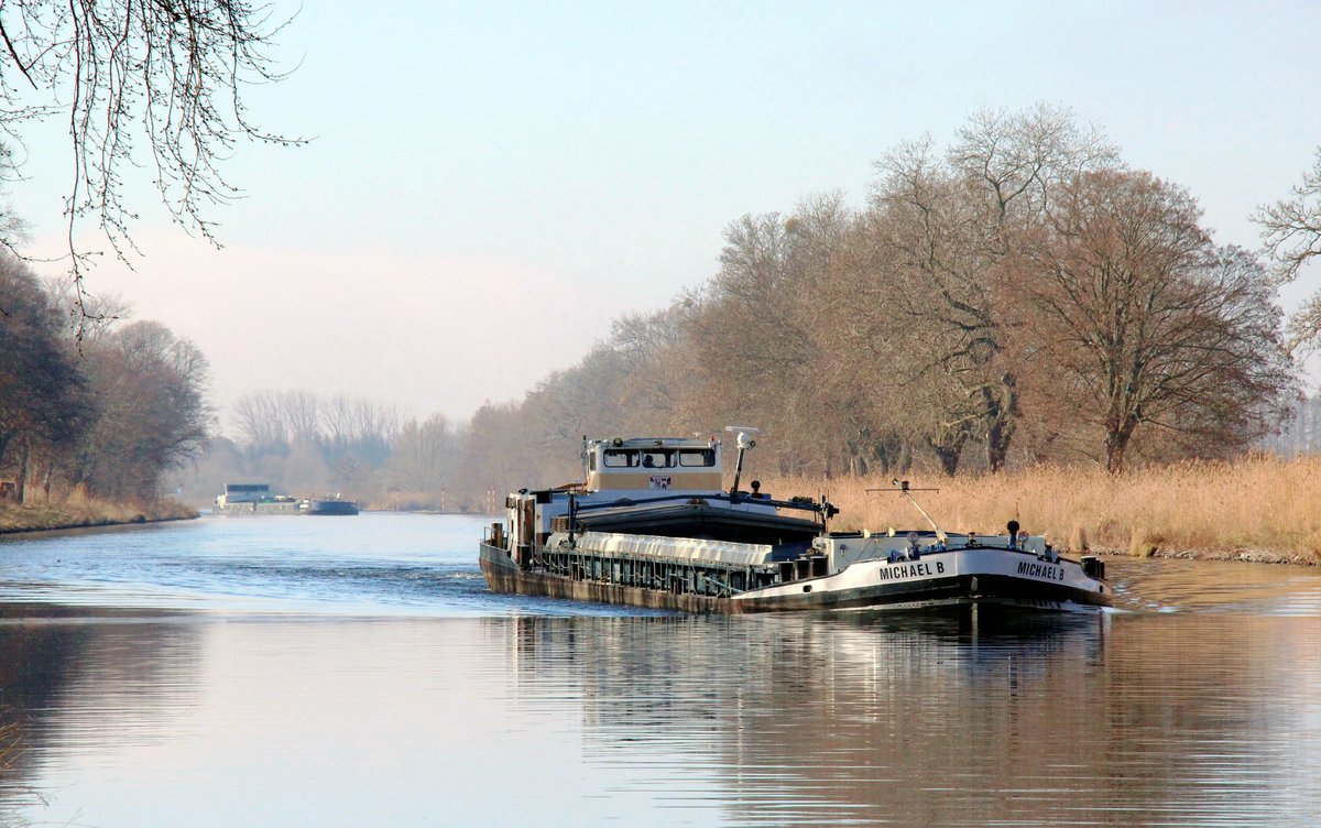 GMS  MICHAEL B  (04031030 , 67 x 8,20m) am 02.03.2021 im Sacrow-Paretzer-Kanal / UNTERE HAVEL-WASSERSTRASSE  zw.d. Göttin-und Schlänitzsee auf Bergfahrt. Im Hintergrund folgte der Koppelverband Grace I (02338756) & Grace II (02338757).