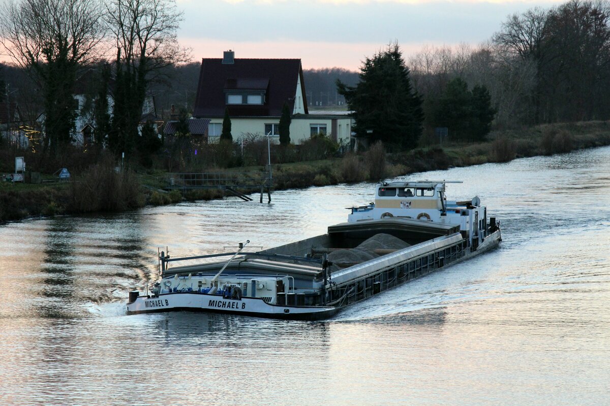 GMS  MICHAEL B  (04031030 , 67 x 8,20m) am 16.12.2021 im  ELBE-HAVEL-KANAL  bei Kader Schleuse auf Bergfahrt nach Berlin.