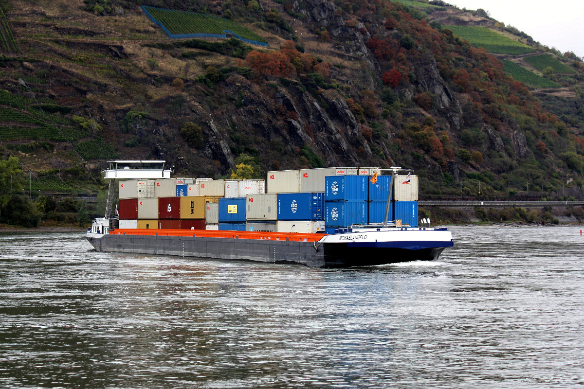 GMS MICHAELANGELO (ENI:02329759) L.135m B.11,45m T 3921 TEU 264 am 29.09.2020 auf dem Rhein zu Berg in Oberwesel.