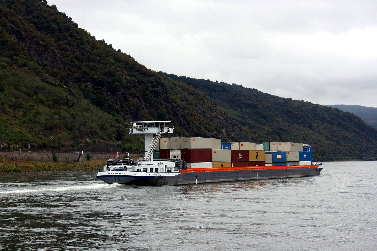 GMS MICHAELANGELO (ENI:02329759) L.135m B.11,45m T 3921 TEU 264  am 29.09.2020 auf dem Rhein zu Berg in Oberwesel.