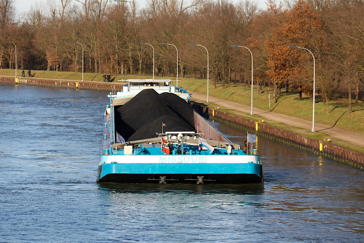 GMS MISSOURI (ENI:02325275) L.110m B.11,40 T 2552 Flagge Belgien am 18.12.2020 auf dem WDK bei der Einfahrt in die Schleuse Datteln.