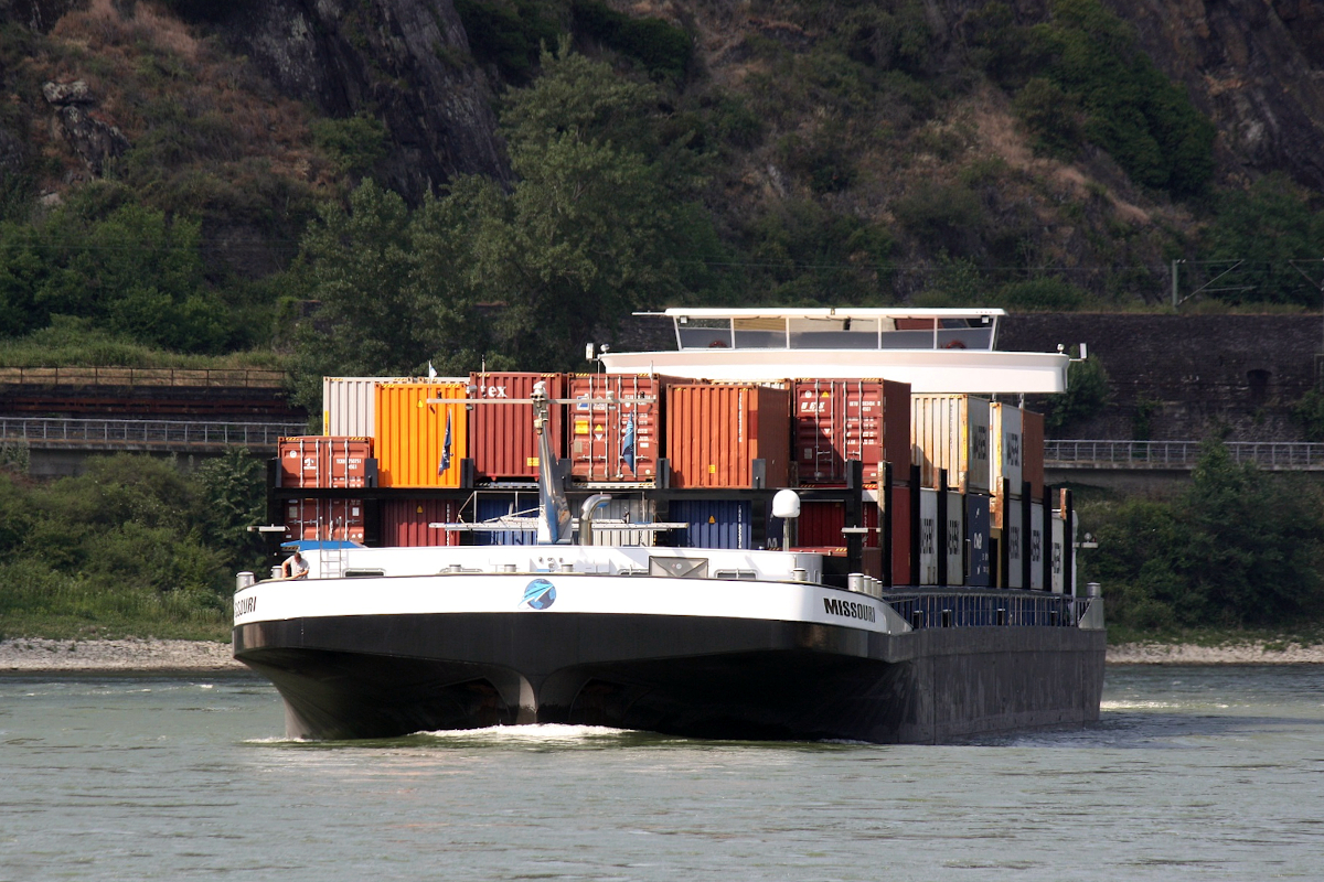 GMS MISSOURI ENI:02325828 L.135 m B.17,40 m T 5471 TEU 398 in 4 lagen 500 in 5 lagen Flagge Niederlande auf dem Rhein am 12.06.2023 zu Berg in Oberwesel.