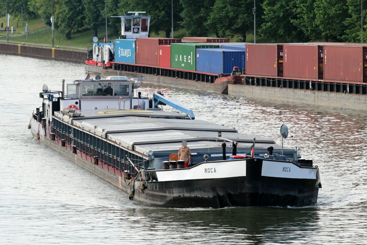 GMS  MOCA  (04016490 , 80 x 8,20m) fuhr am 25.06.2015 im ESK zur Bergschleusung in die Schleusenkammer Uelzen II ein. 