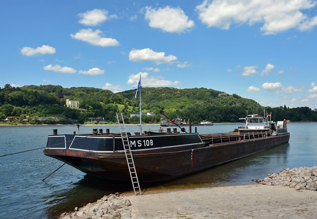 GMS  MS 108  wartet auf einen freien Platz am Wasserbagger zum Verladen des Aushubs - Rhein bei Rolandseck - 01.07.2014