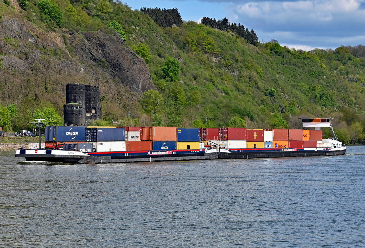 GMS MÜRREN mit Containern als Koppelverband auf dem Rhein, querab rechtsrheinischer  Brückenpfeiler der  Brücke von Remagen  - 30.04.2023