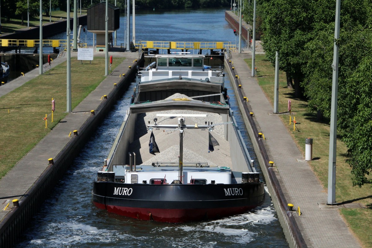 GMS MURO (02327244 , 85,82 x 9,50m) am 10.07.2015 bei der Bergschleusung in der Nordkammer der Main-Schleuse Griesheim.