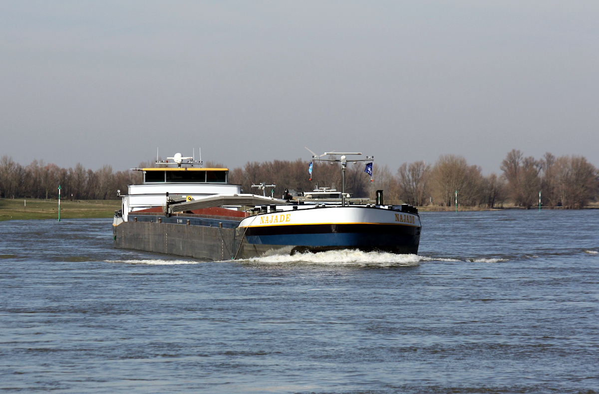 GMS NAJADE (ENI:02329140) L.135 m B.11,45 m T 4137 TEU 256 Flagge Niederlande am 28.02.2022 auf dem Rhein in Xanten zu Berg.